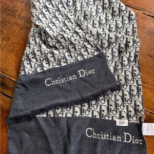 Christian Dior black & white scarf. Oblique jacquard pattern, fringe finish